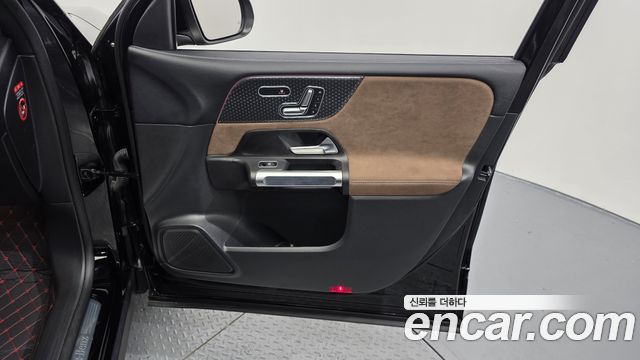 Mercedes-Benz GLB-Class 2025 — photo 15
