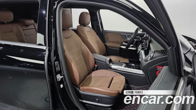 Mercedes-Benz GLB-Class 2025 — photo 16