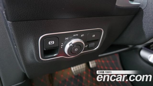Mercedes-Benz GLB-Class 2025 — photo 28