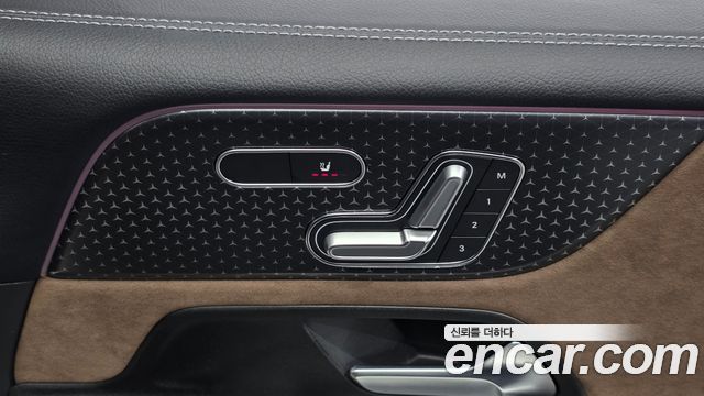 Mercedes-Benz GLB-Class 2025 — photo 36