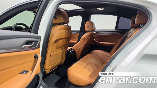 BMW 5-Series 2018 — photo 11