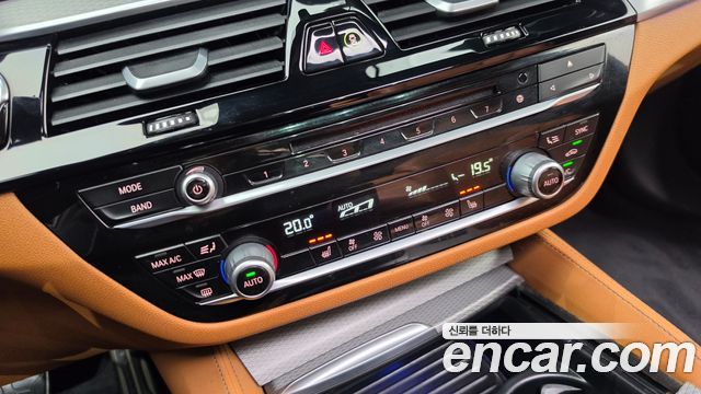 BMW 5-Series 2018 — photo 20