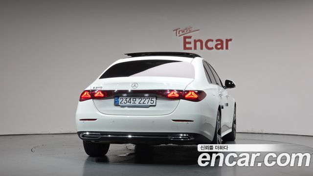 Mercedes-Benz E-Class 2025 — photo 4