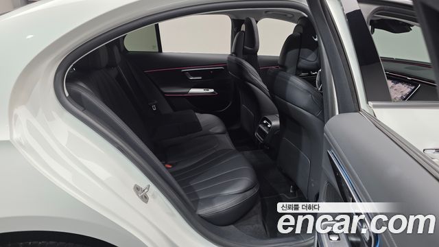 Mercedes-Benz E-Class 2025 — photo 18