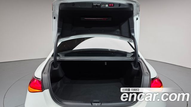 Mercedes-Benz E-Class 2025 — photo 26