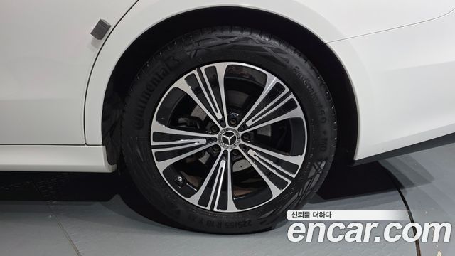 Mercedes-Benz E-Class 2025 — photo 7