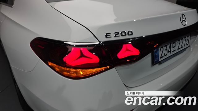 Mercedes-Benz E-Class 2025 — photo 9