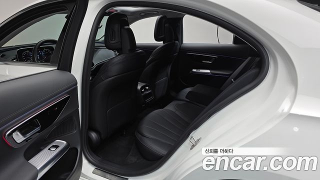 Mercedes-Benz E-Class 2025 — photo 16
