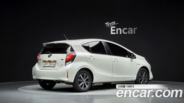 Toyota Prius 2019 — photo 2