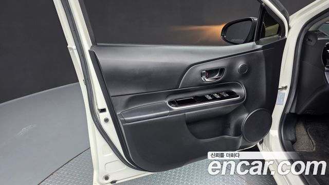 Toyota Prius 2019 — photo 14