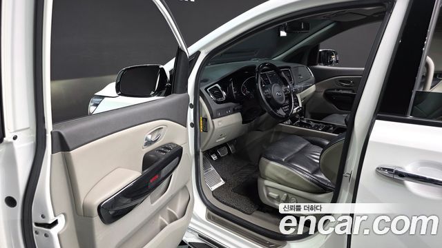 Kia Canival 2015 — photo 10