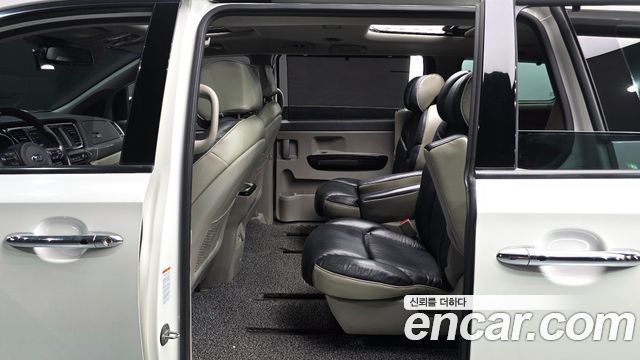 Kia Canival 2015 — photo 11