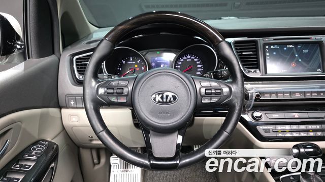Kia Canival 2015 — photo 12