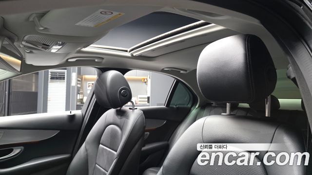 Mercedes-Benz C-Class 2018 — photo 18