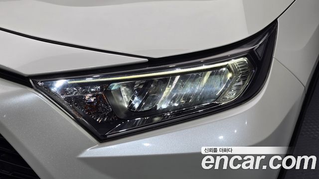 Toyota RAV4 2019 — photo 8