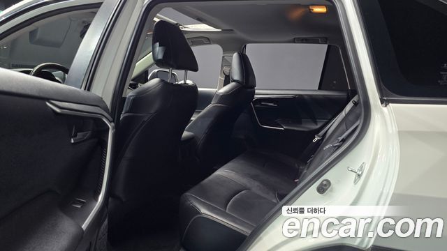 Toyota RAV4 2019 — photo 16