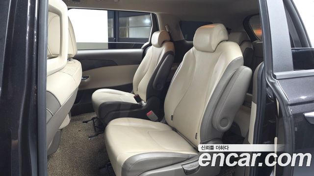 Kia Canival 2021 — photo 16