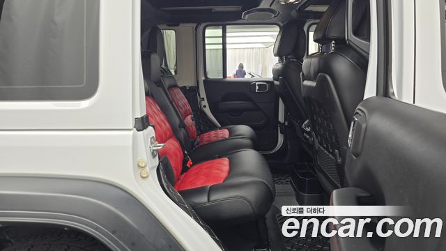 Jeep Wrangler 2022 — photo 17