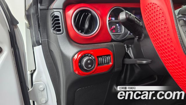 Jeep Wrangler 2022 — photo 25