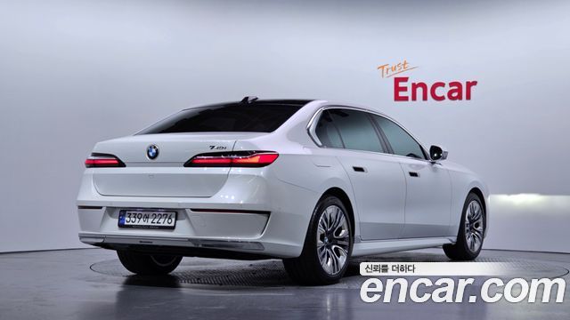 BMW 7-Series 2023 — photo 2
