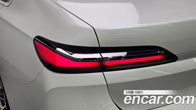 BMW 7-Series 2023 — photo 9