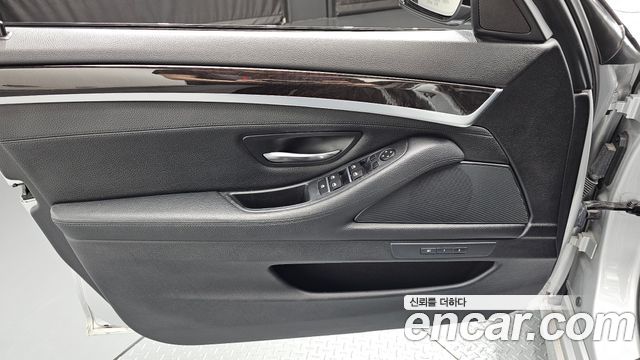 BMW 5-Series 2016 — photo 14