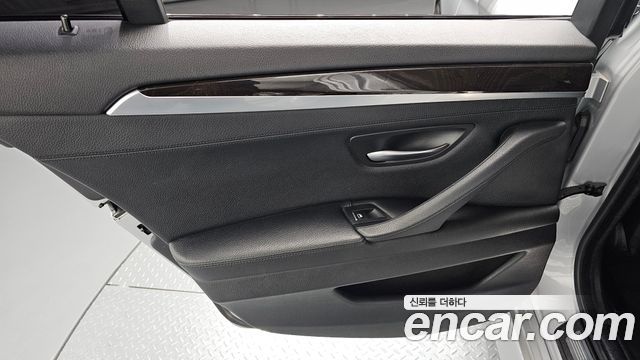 BMW 5-Series 2016 — photo 15