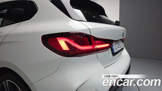 BMW 1-Series 2023 — photo 9