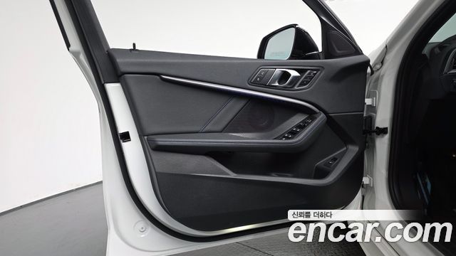 BMW 1-Series 2023 — photo 14