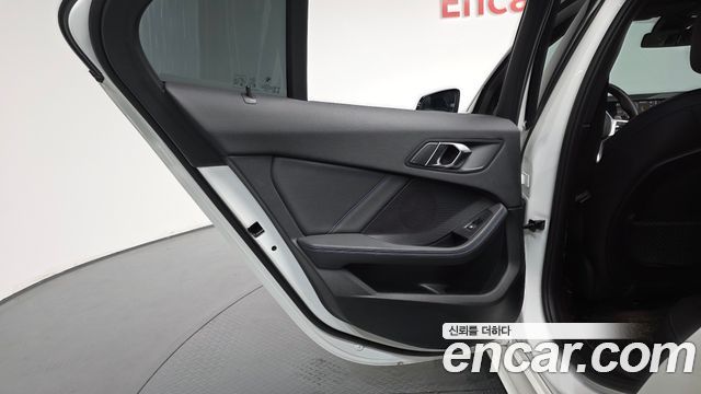 BMW 1-Series 2023 — photo 15