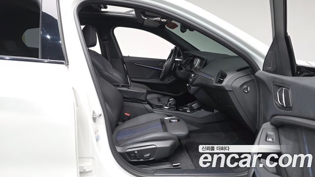 BMW 1-Series 2023 — photo 16