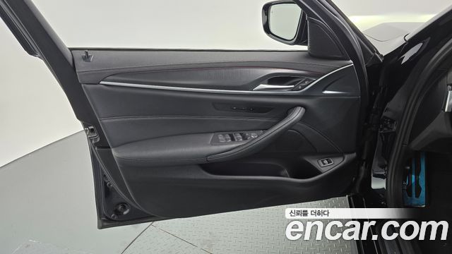 BMW 5-Series 2023 — photo 14