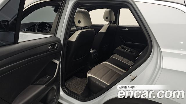 Volkswagen T-Roc 2021 — photo 16