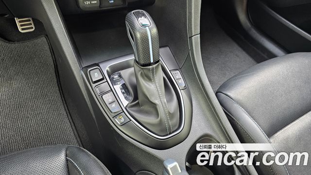 Hyundai Veloster 2022 — photo 12