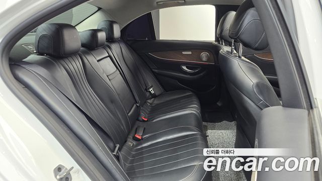 Mercedes-Benz E-Class 2018 — photo 11