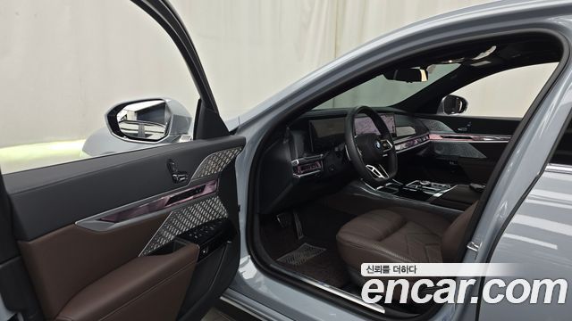 BMW i7 2023 — photo 10