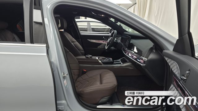 BMW i7 2023 — photo 11