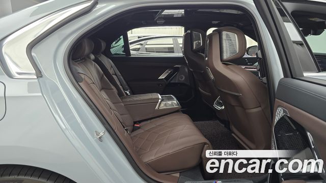 BMW i7 2023 — photo 12