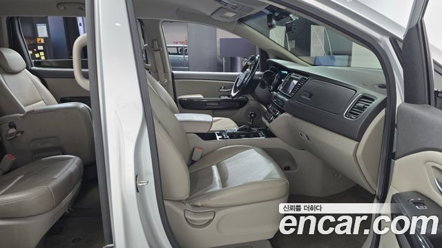 Kia Canival 2015 — photo 16
