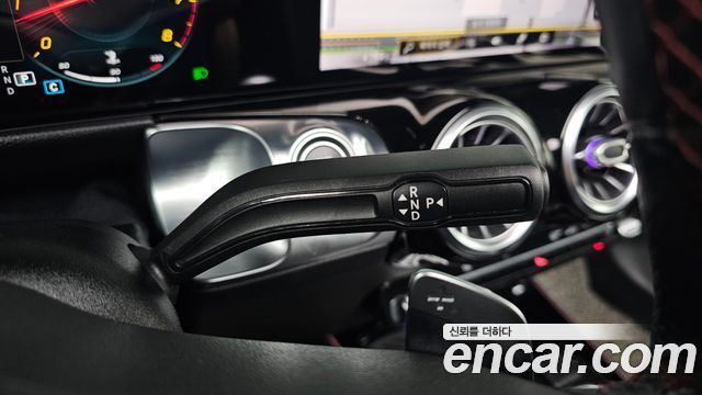 Mercedes-Benz GLB-Class 2021 — photo 12