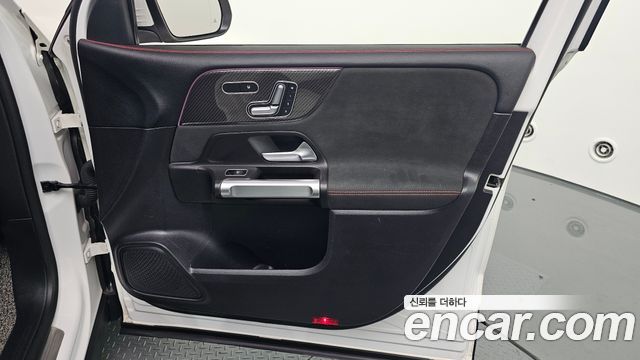 Mercedes-Benz GLB-Class 2021 — photo 14