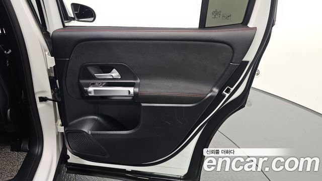 Mercedes-Benz GLB-Class 2021 — photo 15