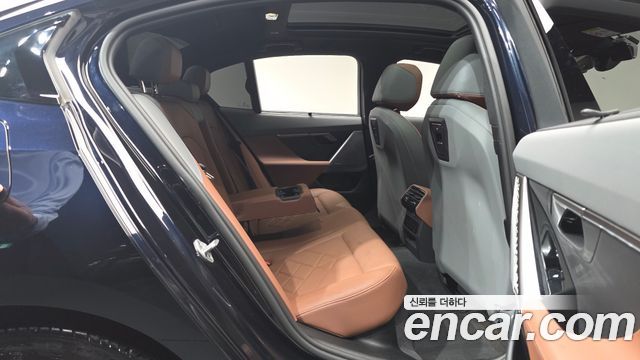 BMW 5-Series 2025 — photo 17