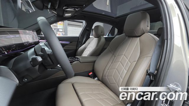 BMW 5-Series 2025 — photo 13