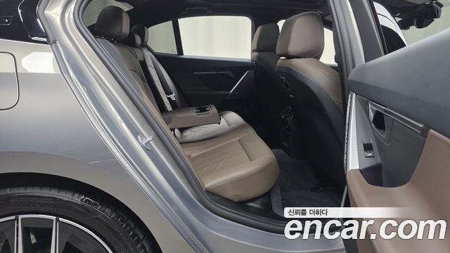BMW 5-Series 2025 — photo 17
