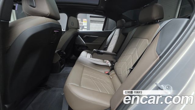 BMW 5-Series 2025 — photo 18