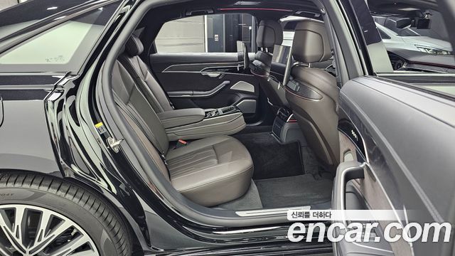 Audi A8 2022 — photo 18