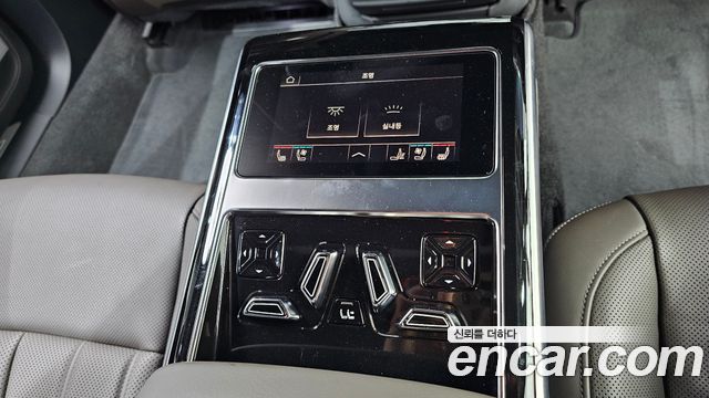 Audi A8 2022 — photo 24