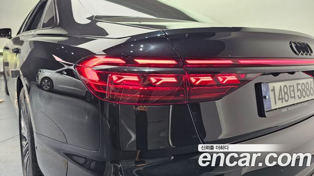 Audi A8 2022 — photo 9