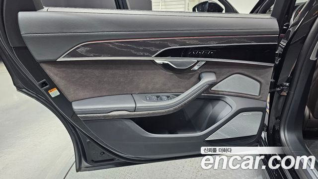 Audi A8 2022 — photo 15